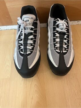 Nike Women’s Black and White Mesh Lace-Up Sneakers